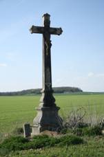 https://upload.wikimedia.org/wikipedia/commons/thumb/0/0b/Cultural_monument_Wayside_cross_in_fields_near_Jemnice%2C_T%C5%99eb%C3%AD%C4%8D_District.jpg/800px-Cultural_monument_Wayside_cross_in_fields_near_Jemnice%2C_T%C5%99eb%C3%AD%C4%8D_District.jpg