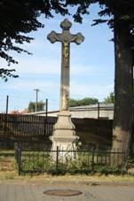 https://upload.wikimedia.org/wikipedia/commons/thumb/a/ad/Overview_of_wayside_cross_in_Lesonice%2C_T%C5%99eb%C3%AD%C4%8D_District.jpg/800px-Overview_of_wayside_cross_in_Lesonice%2C_T%C5%99eb%C3%AD%C4%8D_District.jpg