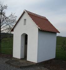 https://upload.wikimedia.org/wikipedia/commons/thumb/d/d7/Chapel_near_Mezi%C5%99%C3%AD%C4%8Dko%2C_T%C5%99eb%C3%AD%C4%8D_District.JPG/1280px-Chapel_near_Mezi%C5%99%C3%AD%C4%8Dko%2C_T%C5%99eb%C3%AD%C4%8D_District.JPG