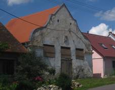https://upload.wikimedia.org/wikipedia/commons/thumb/3/3f/Police_%28okres_T%C5%99eb%C3%AD%C4%8D%29_-_synagoga_%281%29.JPG/1280px-Police_%28okres_T%C5%99eb%C3%AD%C4%8D%29_-_synagoga_%281%29.JPG