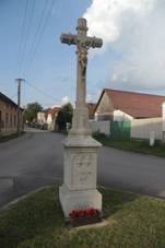 https://upload.wikimedia.org/wikipedia/commons/thumb/e/ed/Overview_of_wayside_cross_at_crossroad_in_Police%2C_T%C5%99eb%C3%AD%C4%8D_District.jpg/800px-Overview_of_wayside_cross_at_crossroad_in_Police%2C_T%C5%99eb%C3%AD%C4%8D_District.jpg