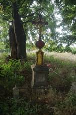 https://upload.wikimedia.org/wikipedia/commons/thumb/1/15/Overview_of_wayside_cross_near_alley_in_Police%2C_T%C5%99eb%C3%AD%C4%8D_District.jpg/800px-Overview_of_wayside_cross_near_alley_in_Police%2C_T%C5%99eb%C3%AD%C4%8D_District.jpg