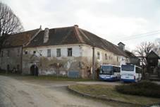 https://upload.wikimedia.org/wikipedia/commons/thumb/9/99/Barns_of_Police_Castle_in_Police%2C_T%C5%99eb%C3%AD%C4%8D_District.JPG/1280px-Barns_of_Police_Castle_in_Police%2C_T%C5%99eb%C3%AD%C4%8D_District.JPG
