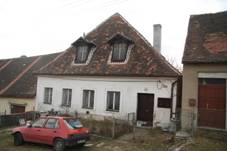 https://upload.wikimedia.org/wikipedia/commons/thumb/1/10/Overview_of_Cultural_monument_house_no._114_in_Police%2C_T%C5%99eb%C3%AD%C4%8D_District.JPG/1280px-Overview_of_Cultural_monument_house_no._114_in_Police%2C_T%C5%99eb%C3%AD%C4%8D_District.JPG