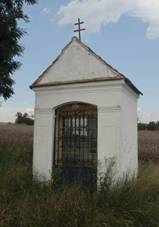 https://upload.wikimedia.org/wikipedia/commons/thumb/8/8e/Overview_of_wayside_chapel_near_T%C5%99ebelovice%2C_T%C5%99eb%C3%AD%C4%8D_District.jpg/800px-Overview_of_wayside_chapel_near_T%C5%99ebelovice%2C_T%C5%99eb%C3%AD%C4%8D_District.jpg
