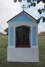 https://upload.wikimedia.org/wikipedia/commons/thumb/c/cb/Overview_of_wayside_chapel_in_eastern_De%C5%A1ov%2C_T%C5%99eb%C3%AD%C4%8D_District.jpg/800px-Overview_of_wayside_chapel_in_eastern_De%C5%A1ov%2C_T%C5%99eb%C3%AD%C4%8D_District.jpg