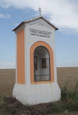 https://upload.wikimedia.org/wikipedia/commons/thumb/4/48/Overview_of_wayside_chapel_near_De%C5%A1ov%2C_T%C5%99eb%C3%AD%C4%8D_District.jpg/800px-Overview_of_wayside_chapel_near_De%C5%A1ov%2C_T%C5%99eb%C3%AD%C4%8D_District.jpg