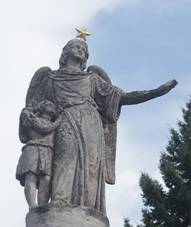 https://upload.wikimedia.org/wikipedia/commons/thumb/2/2d/Detail_of_statue_of_angel_in_De%C5%A1ov%2C_T%C5%99eb%C3%AD%C4%8D_District.jpg/800px-Detail_of_statue_of_angel_in_De%C5%A1ov%2C_T%C5%99eb%C3%AD%C4%8D_District.jpg