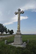 https://upload.wikimedia.org/wikipedia/commons/thumb/7/7d/Overview_of_wayside_cross_near_crossroad_near_De%C5%A1ov%2C_T%C5%99eb%C3%AD%C4%8D_District.jpg/800px-Overview_of_wayside_cross_near_crossroad_near_De%C5%A1ov%2C_T%C5%99eb%C3%AD%C4%8D_District.jpg