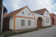 https://upload.wikimedia.org/wikipedia/commons/thumb/8/86/Overview_of_house_De%C5%A1ov_40_in_De%C5%A1ov%2C_T%C5%99eb%C3%AD%C4%8D_District.jpg/1280px-Overview_of_house_De%C5%A1ov_40_in_De%C5%A1ov%2C_T%C5%99eb%C3%AD%C4%8D_District.jpg