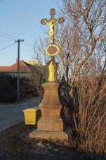 https://upload.wikimedia.org/wikipedia/commons/thumb/8/83/Overview_of_wayside_cross_near_road_in_V%C3%ADcenice%2C_T%C5%99eb%C3%AD%C4%8D_District.jpg/800px-Overview_of_wayside_cross_near_road_in_V%C3%ADcenice%2C_T%C5%99eb%C3%AD%C4%8D_District.jpg