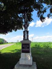 Wayside cross in Baice-Udeice, Teb District.JPG