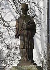 Horn Kounice - socha Jana Nepomuckho u kostela.jpg