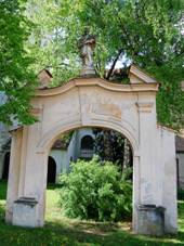 Socha sv. Jana Nepomuckho, nmst Hostradice.jpg