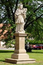 Socha sv. Jana Nepomuckho Hostradice.jpg