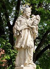 Socha sv. Jana Nepomuckho Hostradice.jpg