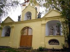 vstupn brna se sochami