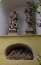 vstupn brna se sochami