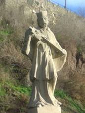 Socha svatho Jana Nepomuckho pod hradbami Moravskho Krumlova.jpg