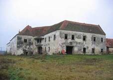 Zmek Reice - celkov pohled na ob pansk budovy od severu