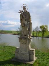 Tavkovice - socha sv. Jana Nepomuckho pemstna z pole.JPG