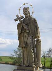 Tavkovice - socha sv. Jana Nepomuckho pemstna z pole.JPG