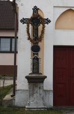 Cross near chapel of Virgin Mary in Pleice.jpg