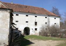 Tuleice - zmek, hospodsk budova V od zmku obr1.jpg