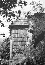 Kaple "Ecce Homo" s vhledem na doln ves. Ta se v poslednch letech zcela rozpadla. Socha Krista s trnovou korunou, ...