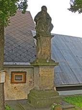 Socha Piety v HSK u kostela 06.JPG