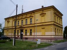 https://upload.wikimedia.org/wikipedia/commons/thumb/3/30/Ho%C5%99i%C4%8Dky_-_Szko%C5%82a.JPG/1024px-Ho%C5%99i%C4%8Dky_-_Szko%C5%82a.JPG