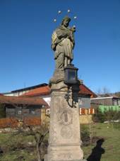 Horn� Kostelec, socha.jpg