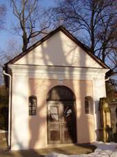 Hronov - kaple u kostela.JPG