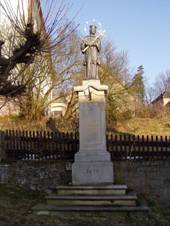 Hronov - socha sv. Jana Nepomuckho ped kostelem.JPG