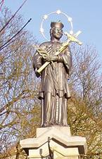 Hronov - socha sv. Jana Nepomuckho ped kostelem.JPG