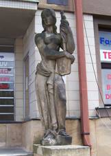 Hronov, Husova 580, socha u vstupu (01).jpg