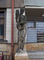 Hronov, Husova 580, socha u vstupu.jpg