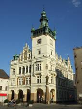 https://upload.wikimedia.org/wikipedia/commons/thumb/d/dc/Nov%C3%A1_radnice_%28New_townhall%29%2C_N%C3%A1chod_01.JPG/800px-Nov%C3%A1_radnice_%28New_townhall%29%2C_N%C3%A1chod_01.JPG