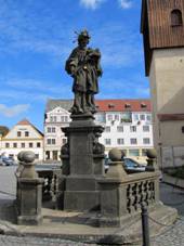 Nchod socha sv. Jana Nepomuckho 01.jpg