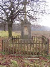 Wayside Cross in V�ska, part of Ole�nice (�erven� Kostelec).JPG