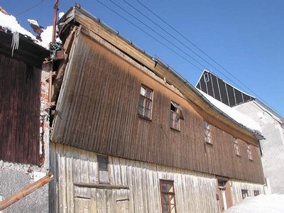 rozvalen� pr��el� po destrukci st�echy v b�eznu roku 2006