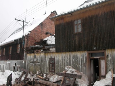 po�kozen� d�m po snesen� hr�zd�n�ho patra - b�ezen 2006