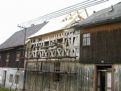 budov�n� nov� st�echy po obnov� krovu objektu - z��� 2006
