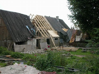 budov�n� nov� st�echy po obnov� krovu objektu - z��� 2006