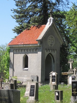 kaple od jihov�chodu - kv�ten 2011