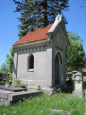 kaple (Hrobka) na h�bitov� - kv�ten 2011