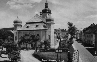 n�m�st� s kostelem p�ed rokem 1945