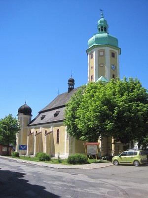 kostel sv. Vav�ince od v�chodu - kv�ten 2011