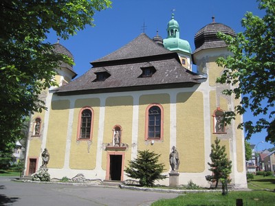 hlavn� z�padn� pr��el� kostela sv. Vav�ince - kv�ten 2011