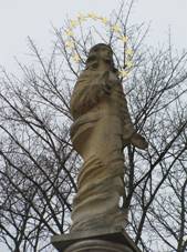Sloup se sochou Panny Marie ped kostelem sv. Martina v Nejdku (2).jpg